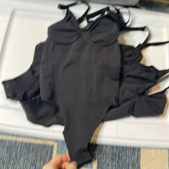 SKIMS sculpting bodysuit in onyx thong - Picture 5 of 6